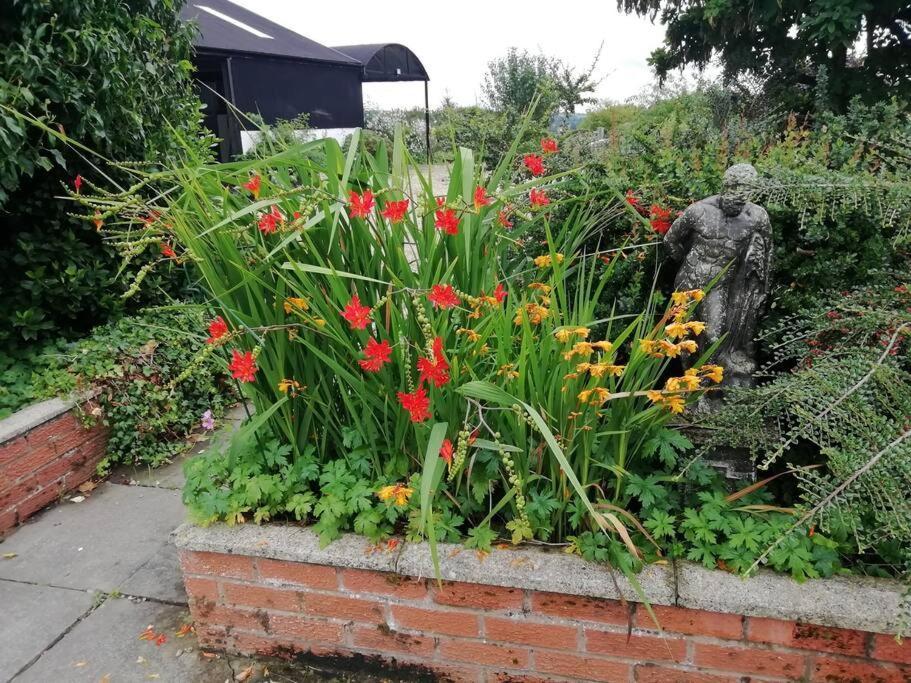 Country Home With Gardens Нютаун Екстериор снимка