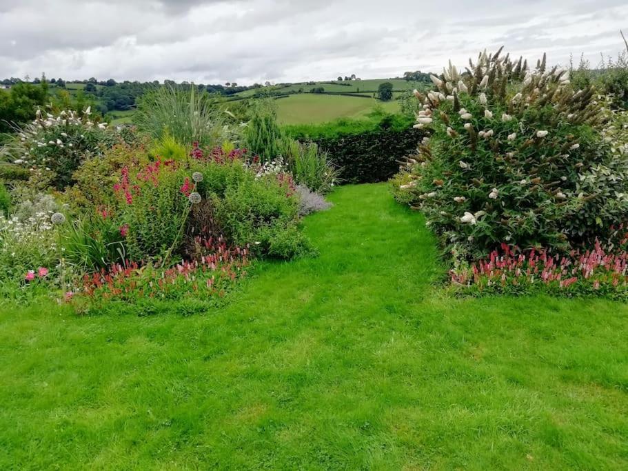 Country Home With Gardens Нютаун Екстериор снимка
