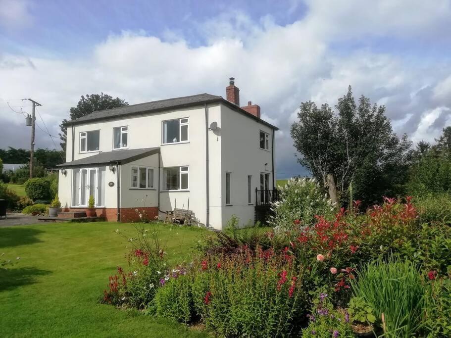Country Home With Gardens Нютаун Екстериор снимка